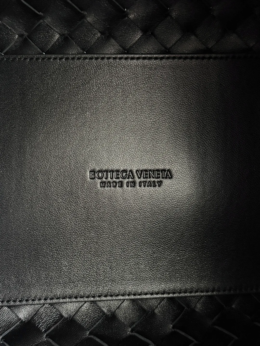 Batch 2060 BOTTEGA VENETA 2025 Autumn New Product Medium Parachuta The long-awaited new medium parachuta is here, with a unique appearance and iconic metal knots, and a whole piece of leather folds the four corners into a parachute shape! The exquisite Knot metal buckle is like putting jewelry on a bag. It is high-end and elegant. Its super capacity can hold all your things! The overall effect of this bag is very different from before. It is neither too delicate to provide a large capacity nor too bulky because of its practicality. It simply provides a perfectly suitable bag for casual and simple people👜 Style number: 835921 Size: 29.5*18.5*17.5cm